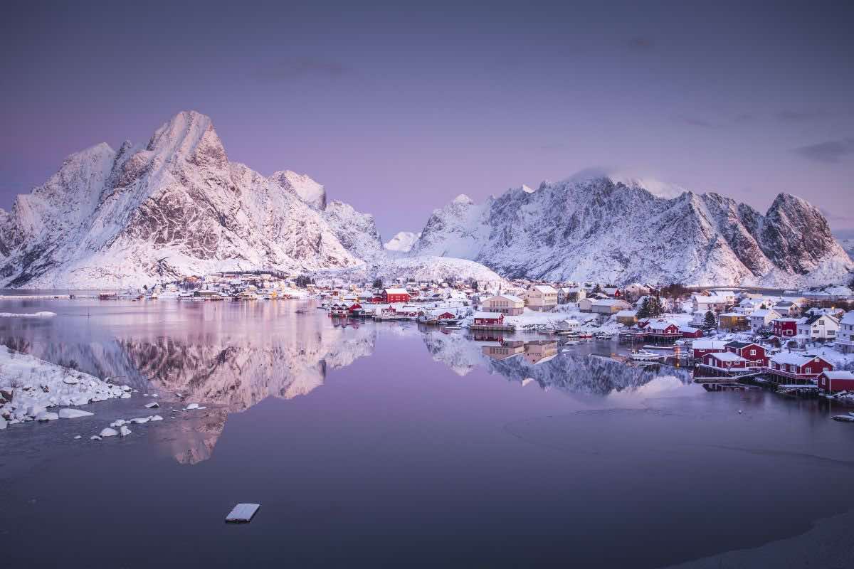 De afbeelding van de Lofoten benadrukt de opvallende natuurlijke schoonheid van de regio, met dramatische pieken en rustige wateren.