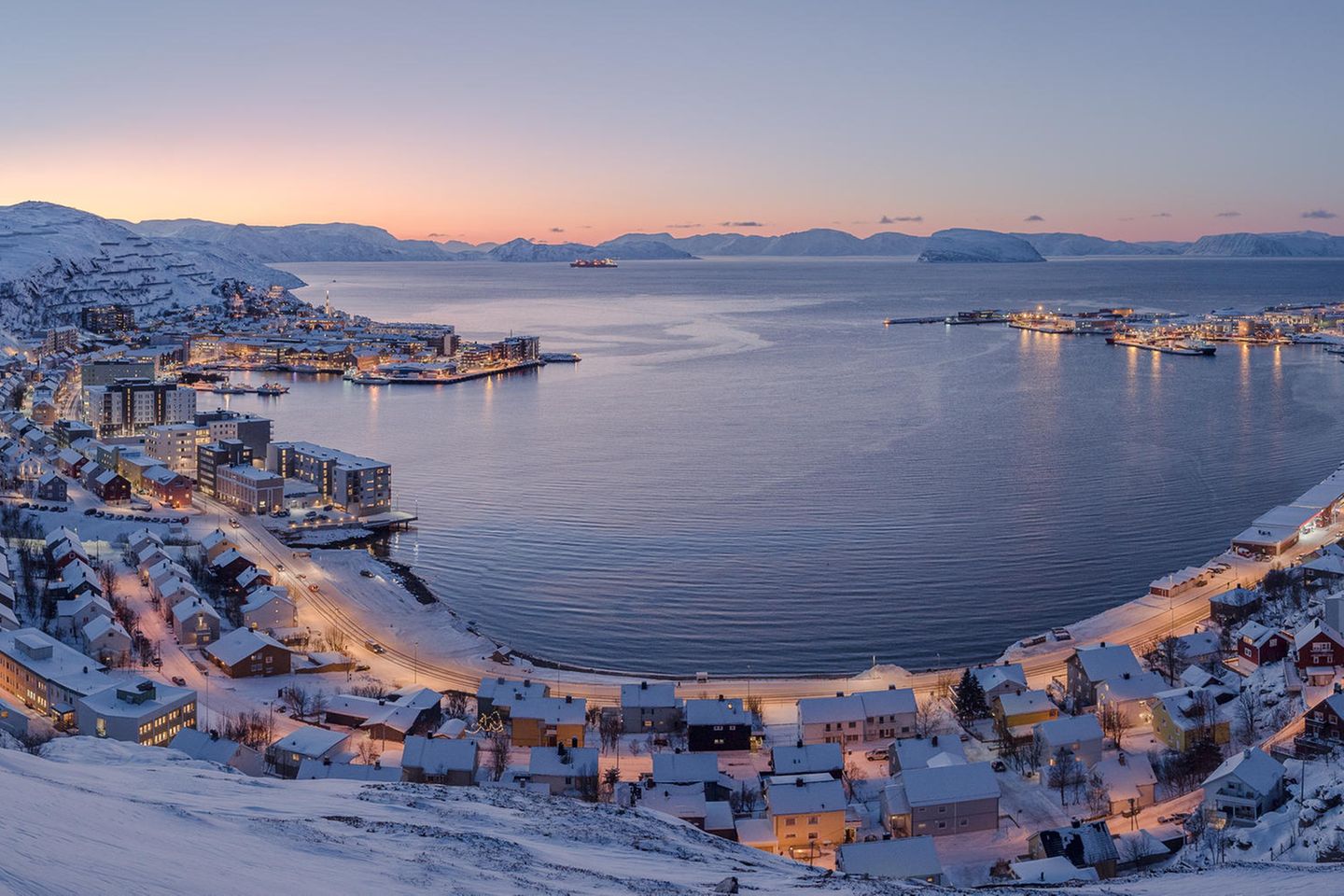 De stad Lofoten, Noorwegen, verlicht door de schemering, toont prachtige landschappen en rustige wateren.